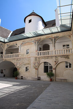 Pöggstall, Schloss Pöggstall (Rogendorf), Innenhof mit Freskenschmuck